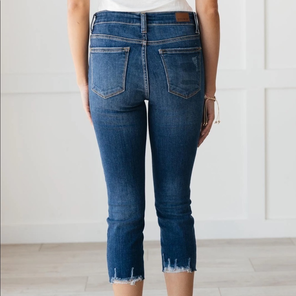 Judy Blue Frayed Hem Distressed Cropped Medium Wash Capris Whisker Jeans Denim - Picture 4 of 10